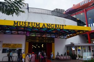 Museum Angkut Kota Batu memiliki salah satu koleksi penuh misteri, yakni ambulans kuning di Ruang Batavia (C) HALOMALANG