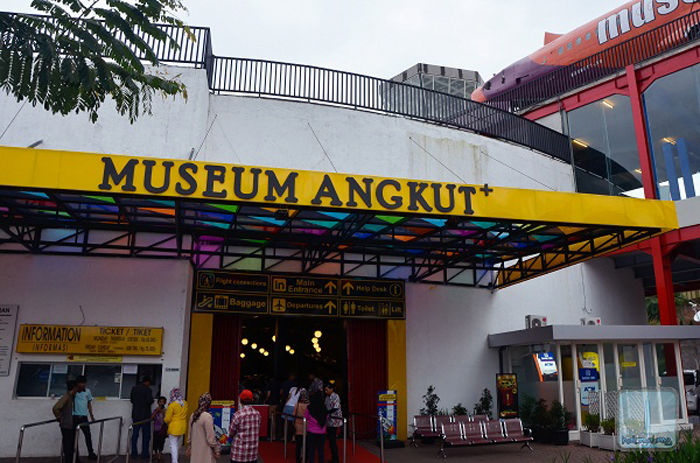 Museum Angkut Kota Batu memiliki salah satu koleksi penuh misteri, yakni ambulans kuning di Ruang Batavia (C) HALOMALANG