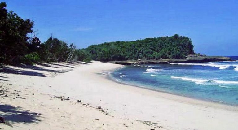 Pantai Rowo Gebang yang ada di sebelah Pantai Balekambang (C) FLICKR