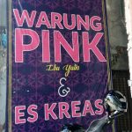 Warung Pink Sumbersari terlihat mencolok dari luar (C) FOODY.ID