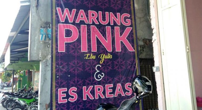Warung Pink Sumbersari terlihat mencolok dari luar (C) FOODY.ID
