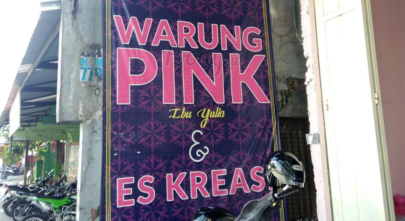Warung Pink Sumbersari terlihat mencolok dari luar (C) FOODY.ID