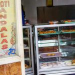 Toko Roti Andalas tampak sederhana, tapi roti dan kue basahnya menggoda selera (C) @Foodgrapher