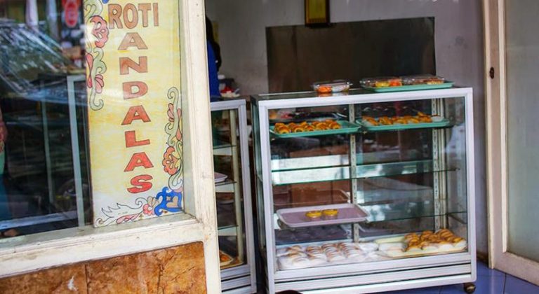 Toko Roti Andalas tampak sederhana, tapi roti dan kue basahnya menggoda selera (C) @Foodgrapher