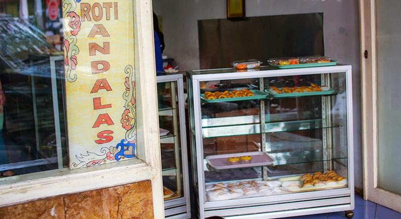 Toko Roti Andalas tampak sederhana, tapi roti dan kue basahnya menggoda selera (C) @Foodgrapher