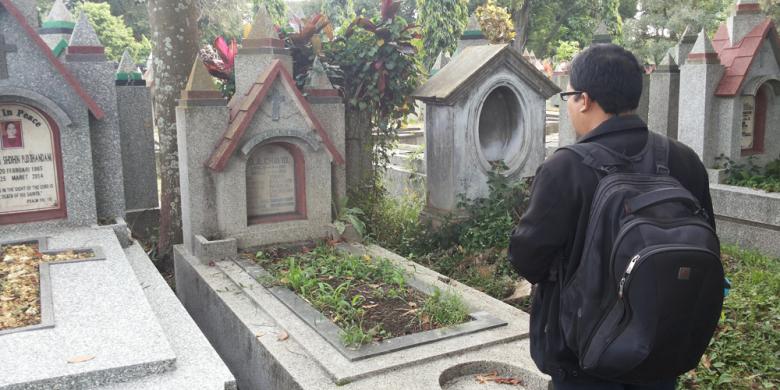 Jika ingin menengok makam pendiri Gang Dolly ini, maka Ada harus melewati jalan setapak di gang kecil sebelah selatan SPBU (C) TABLOIDNOVA