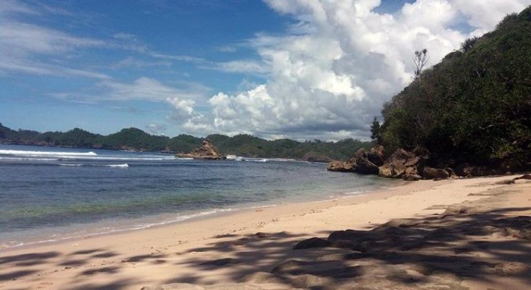 Pantai Dali Putih memiliki hamparan pasir putih dan bukit nan indah di sisinya (C) FB PANTAI DALI PUTIH