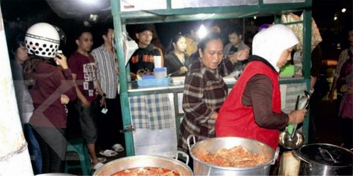 Pernah mencicipi kuliner pedas di Warung Ceker Setan Jalan Jakarta? (C) HARUSKEMANA