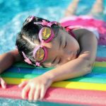 Agar bisa berenang dengan baik, Anda harus pandai memilih tempat les dan guru renang yang tepat (C) LESRENANGMALANG