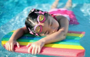 Agar bisa berenang dengan baik, Anda harus pandai memilih tempat les dan guru renang yang tepat (C) LESRENANGMALANG