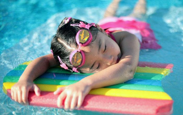 Agar bisa berenang dengan baik, Anda harus pandai memilih tempat les dan guru renang yang tepat (C) LESRENANGMALANG