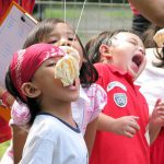 Adu Cepat Lomba Makan Kerupuk