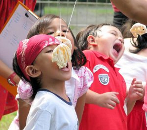 Adu Cepat Lomba Makan Kerupuk