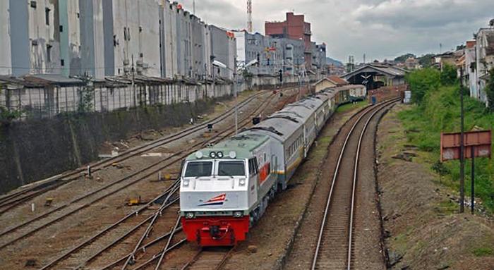 KA Malabar yang merupakan salah satu kereta api dari Yogyakarta ke Malang (C) RIFA RAILFANS