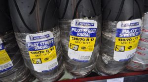 Banyak Toko Ban yang ada di Malang (C) STEPHEN LANGITAN