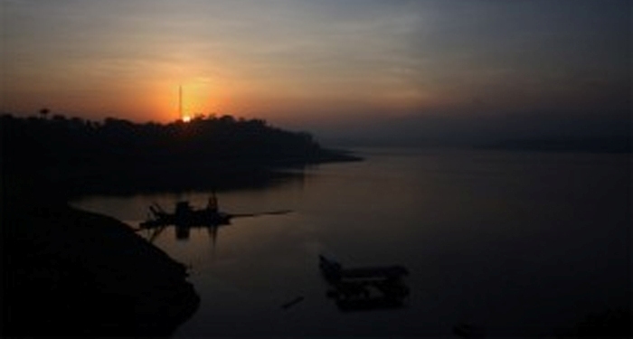 Cerita Memerahnya Sungai Brantas dekat Bendungan Karangkates membuat bulu kuduk merinding (C) BLOGDETIK