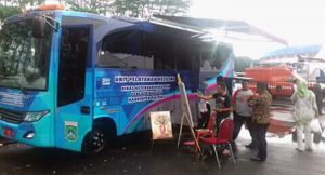 Bus keliling Dispendukcapil ada di Stadion Kanjuruhan Malang (C) EKO WAHYU ROMADHONA