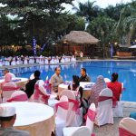 Permata Jingga Swimming Pool yang punya kafe di tengah kolam renangnya (C) FLICKR