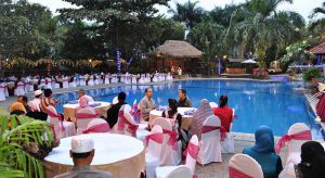 Permata Jingga Swimming Pool yang punya kafe di tengah kolam renangnya (C) FLICKR