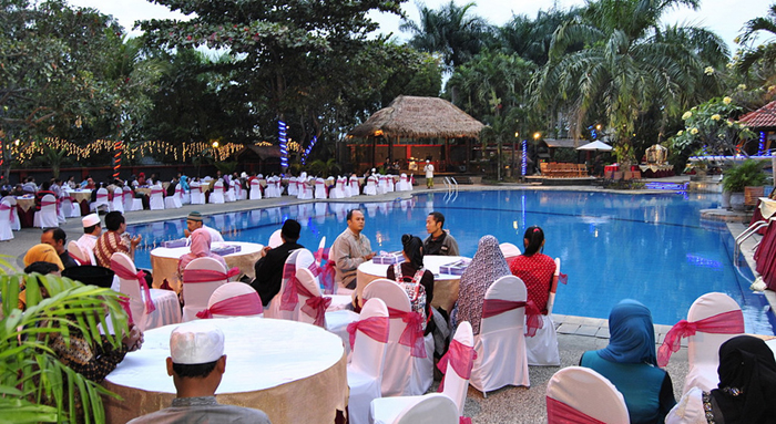 Permata Jingga Swimming Pool yang punya kafe di tengah kolam renangnya (C) FLICKR
