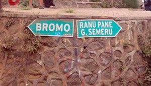 Tilisan tanda penunjuk arah di Simpang Jemplang (C) TEAMTOURING