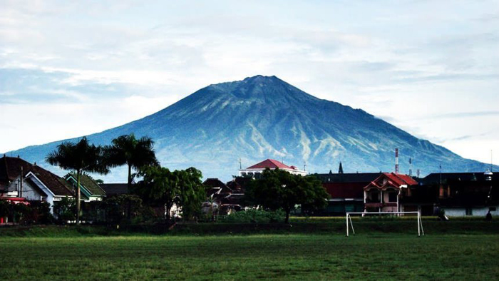 Gunung Arjuno, salah satu dari delapan gunung besar yang menjaga Kota Wisata Batu (C) DOLANDOLEN