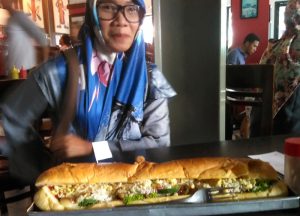 Menunya Burger Buto Long di Kedai 27 (C) AKAIBARA