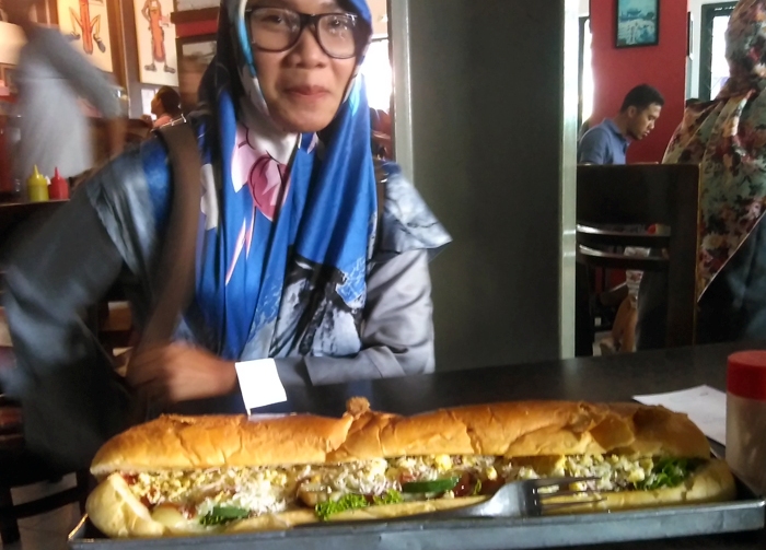 Menunya Burger Buto Long di Kedai 27 (C) AKAIBARA