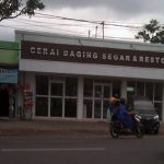 Revo Beef yang mennjual daging sapi segar dan matang (C) AKAIBARA