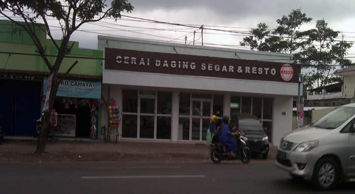 Revo Beef yang mennjual daging sapi segar dan matang (C) AKAIBARA