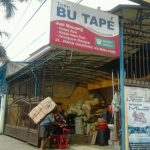 Toko Bu Tape menjual aneka kebutuhan rumah tangga