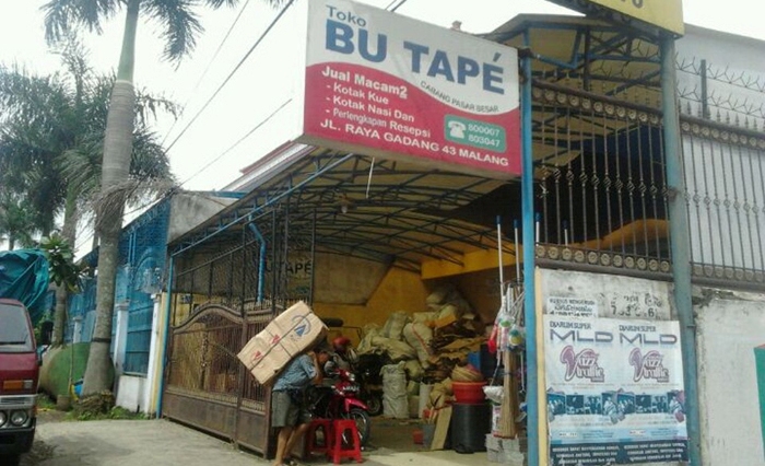 Toko Bu Tape menjual aneka kebutuhan rumah tangga