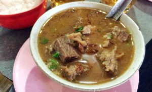 Banyak penjual Coto Makassar di Malang yang bisa Anda coba satu-persatu (C) HONEYSUCKLE