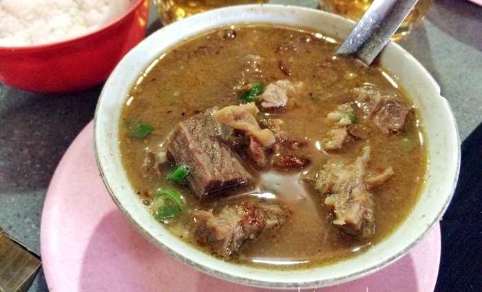 Banyak penjual Coto Makassar di Malang yang bisa Anda coba satu-persatu (C) HONEYSUCKLE