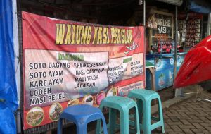 Warung Persija yang ada di depan Stadion Kanjuruhan Malang (C) AKAIBARA