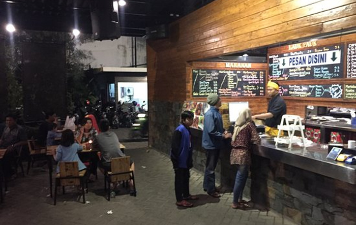 Suasana makan di Dapur Enak Eco (C) FOURSQUARE