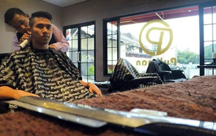 Para pejabat dan pengisaha muda mempercayakan perawatan rambutnya di Pullman Executive Barbershop (C) MALANGTIMES