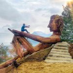 Bercengkrama dengan Patung Raksasa yang ada di Taman Puncak Goa Pandawa