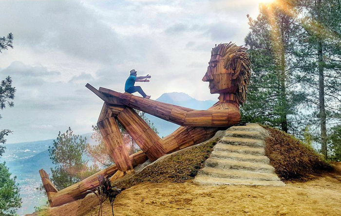 Bercengkrama dengan Patung Raksasa yang ada di Taman Puncak Goa Pandawa