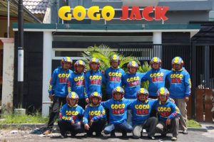 Penampakan armada GoGo Jack di depan markas besar mereka (C) FACEBOOK GOGO JACK