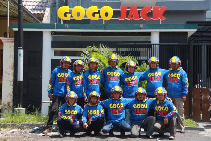 Penampakan armada GoGo Jack di depan markas besar mereka (C) FACEBOOK GOGO JACK