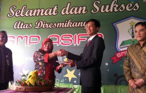 Siswa yang anti full day school bisa bersekolah di SMP ASIFA yang baru diresmikan ini (C) AKAIBARA