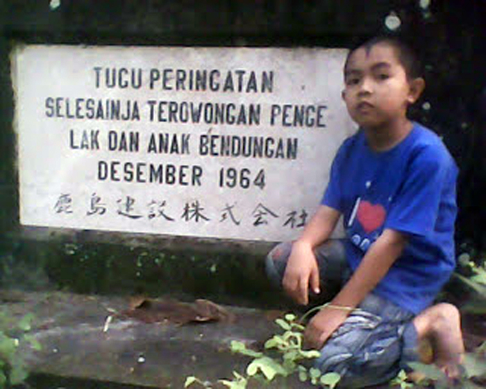 Tugu Peringatan Selesainya Terowongan Pengelak dan Anak Bendungan Sutami (C) NURHAMIDD