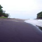 Menikmati kesunyian di Pantai Pondok Urang (C) WHIEMPY