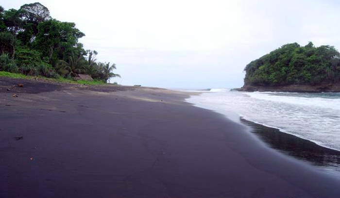 Menikmati kesunyian di Pantai Pondok Urang (C) WHIEMPY