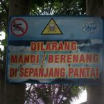 Kebanyakan Pantai Malang Selatan memasang papan peringatan seperti ini (C) AKAIBARA