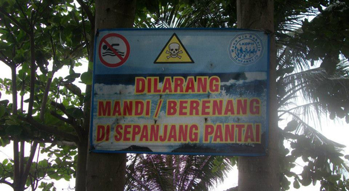 Kebanyakan Pantai Malang Selatan memasang papan peringatan seperti ini (C) AKAIBARA