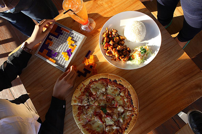 Anda bisa main game tetris di Logo Board Games and Cafe (C) @bellaakharisma