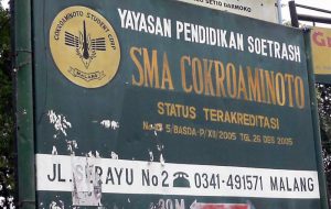 Papan nama SMA Cokroaminoto Malang (C) IKELAS.COM