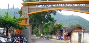 Gapura menuju Pemandian Songgoriti (C) SUARAJATIMPOST